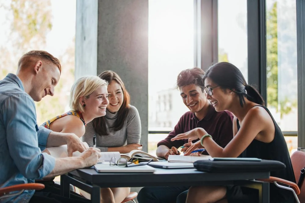 Étudiants qui discutent de leur assurance habitation